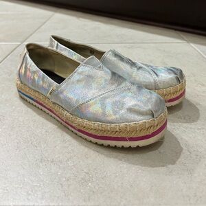 Silver Iridescent Canvas Toms size 6 only wore a couple times